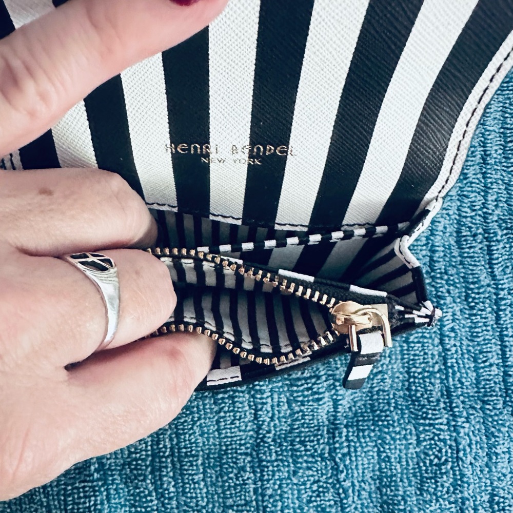 NWOT Henri Bendel Blk/White TriFold Wallet w/ brown/white striped gift bag 🤎🤍🖤 - Picture 9 of 13